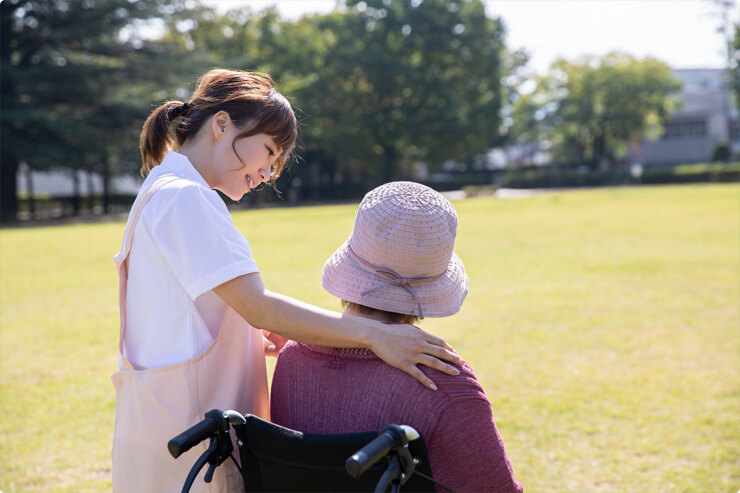 介護士と車椅子の老人
